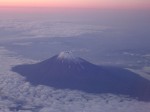 直後の情趣満点の富士陰影。いつ見ても、素晴らしき日本の象徴であり、神そのものだ。赤富士は静岡側の富士の朝の湿った山肌に日の出の旭光が当って見られるもの。それなら黒富士もあ