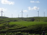 稚内のウインドファームの風車。宗谷丘陵にあり、57基の風力発電機のうち47基が牧草地、10基が森林地域に設置。総出力57,000 kWの風力発電施設は日本国内最大級であり、稚内市の年間消費電