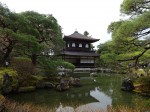 →は霊山護国神社(龍馬墓地)と二条城、そして今回であります。銀閣寺(慈照寺)は足利8代将軍の義政公(1435～1490・在職1449～1473)が引退後の1489年に建立されました。銀箔は使用されていません