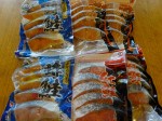 写真は、北海道根室市の返礼品である「天然紅鮭」の冷凍切身。少し脂の乗りが少なかったが許容範囲。少し残念だったのが○○市の「赤牛」で、近所のスーパーにお目見えする品の方が味