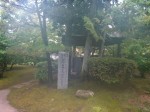 昭和天皇が植樹したと書かれた石柱があり、小振りの松の翠濃い針葉が繊細に剪定されていた。ひとりの庭師が忙しなく働いていた。何処かの県営の球場とは大違いだ。