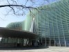 写真は六本木にある国立新美術館。2007年1月開館と云うから、歴史はこれからだ。設計は日本設計と黒川紀章氏。2016年の来館者数は2,623,156人の日本第1位であり、世界では第20位の冠たる美術