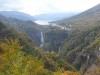 →が現れます。中禅寺湖から流れ落ちる滝水、これが華厳の滝です。熊野の那智の滝の133mに次ぐ97mの瀑なのです。中禅寺湖にはダム機能(流水の正常な機能の維持・発電・洪水調節)もあり、