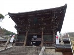 有名であろう。写真は長谷寺の総門である「仁王門」で、現在の建物は明治22年(1889)の再建。しかし額寺は後陽成天皇(在位1586～1611)となかなか古い。仁王門を潜ると現れるのが右の写真の「