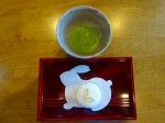 振りという。写真は、京都の「末富」から取り寄せた和菓子と抹茶。本来ならススキや秋の味覚を添えてコロナ禍にふさわしく少人数で「月観て一杯、腹一杯」が最高なのだが。今年は運よ