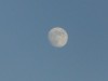 2011年9月10日(土)、午後6時12分に撮影した本院から東の空に浮かんだ月。この日は月齢12なので月の左側が若干まだ欠けている状況。夕刻の方が月の文様がくっきりである。これは約20kmの厚み