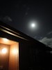 満月。月が光る前に居酒屋へ向い、夜半の頃にヨタヨタ・ウキウキで家に辿り着き、煌々と照り輝く満月を仰ぎ見る。いい生活じゃござんせんかねぇ～。昔の人間の風流さを見習いたいもの